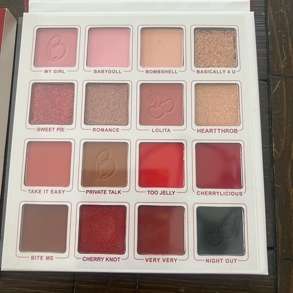 VERY CHERRY EYE SHADOW PALLET - Picture 2 of 4